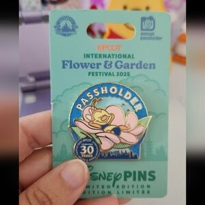 Disney Epcot Passholder Pin Spike The Bee